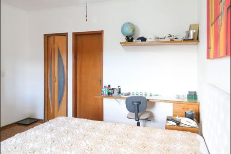 Casa à venda com 323m², 6 quartos e 3 vagas Casa à venda com 323m², 6 quartos e 3 vagasQuarto 3