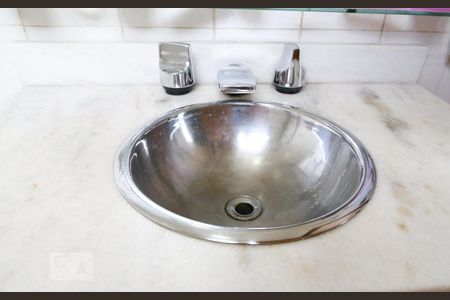 Casa à venda com 323m², 6 quartos e 3 vagas Casa à venda com 323m², 6 quartos e 3 vagasBanheiro de serviço