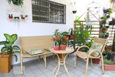 Casa à venda com 323m², 6 quartos e 3 vagas Casa à venda com 323m², 6 quartos e 3 vagasQuintal