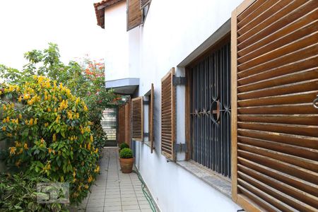 Casa à venda com 323m², 6 quartos e 3 vagas Casa à venda com 323m², 6 quartos e 3 vagasCorredor lateral da casa