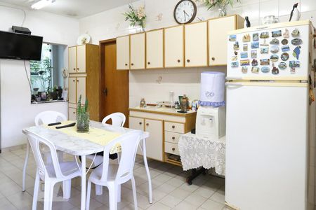 Casa à venda com 323m², 6 quartos e 3 vagas Casa à venda com 323m², 6 quartos e 3 vagasCozinha