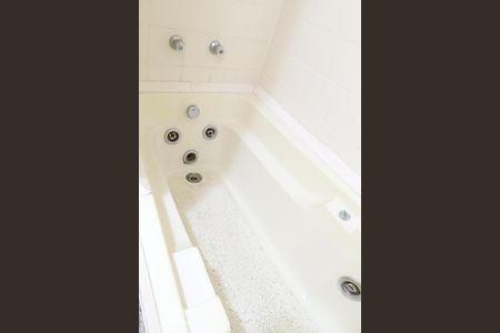 Casa à venda com 323m², 6 quartos e 3 vagas Casa à venda com 323m², 6 quartos e 3 vagasBanheiro 2