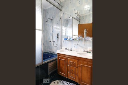 Casa à venda com 323m², 6 quartos e 3 vagas Casa à venda com 323m², 6 quartos e 3 vagasBanheiro da suíte