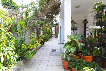 Casa à venda com 323m², 6 quartos e 3 vagas Casa à venda com 323m², 6 quartos e 3 vagasQuintal