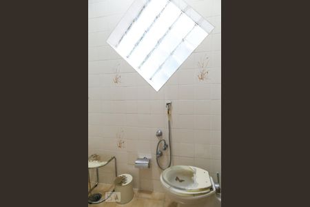 Casa à venda com 323m², 6 quartos e 3 vagas Casa à venda com 323m², 6 quartos e 3 vagasBanheiro 2