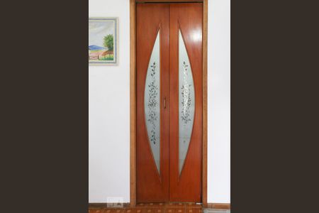 Casa à venda com 323m², 6 quartos e 3 vagas Casa à venda com 323m², 6 quartos e 3 vagasCloset