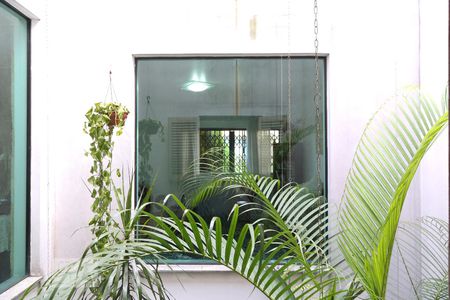 Casa à venda com 323m², 6 quartos e 3 vagas Casa à venda com 323m², 6 quartos e 3 vagasVista da janela