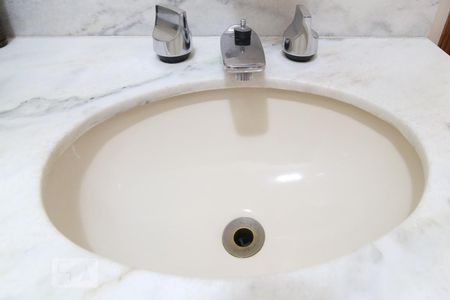 Casa à venda com 323m², 6 quartos e 3 vagas Casa à venda com 323m², 6 quartos e 3 vagasBanheiro 2