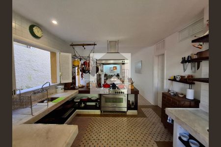 Casa à venda com 430m², 4 quartos e 2 vagas Casa à venda com 430m², 4 quartos e 2 vagasCozinha