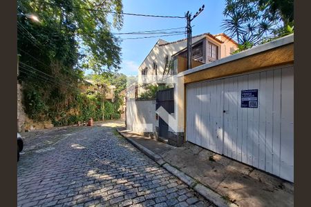 Casa à venda com 430m², 4 quartos e 2 vagas Casa à venda com 430m², 4 quartos e 2 vagasPlaca