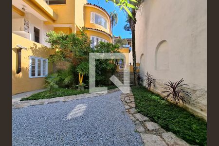 Casa à venda com 430m², 4 quartos e 2 vagas Casa à venda com 430m², 4 quartos e 2 vagasÁrea externa