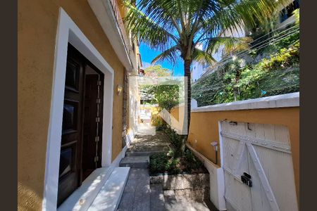 Casa à venda com 430m², 4 quartos e 2 vagas Casa à venda com 430m², 4 quartos e 2 vagasEntrada