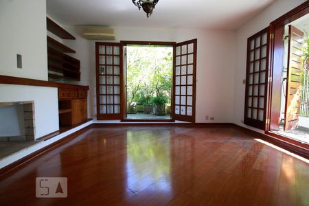 Casa para alugar com 647m², 5 quartos e 4 vagasSala