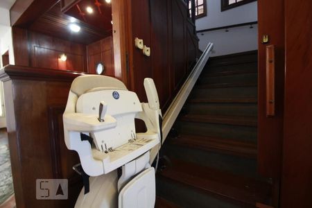 Casa para alugar com 647m², 5 quartos e 4 vagasEscadas