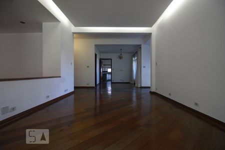 Casa para alugar com 647m², 5 quartos e 4 vagasSala