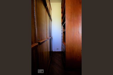 Casa para alugar com 647m², 5 quartos e 4 vagasCloset