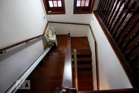 Casa para alugar com 647m², 5 quartos e 4 vagasEscadas