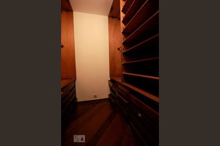 Casa para alugar com 647m², 5 quartos e 4 vagasCloset