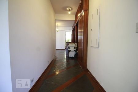 Casa para alugar com 647m², 5 quartos e 4 vagasCorredor