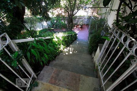 Casa para alugar com 647m², 5 quartos e 4 vagasEscadas