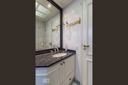 Apartamento à venda com 340m², 4 quartos e 4 vagasBanheiro suíte 2