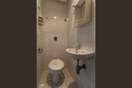 Apartamento para alugar com 200m², 4 quartos e 2 vagas Apartamento para alugar com 200m², 4 quartos e 2 vagasBanheiro de Serviço