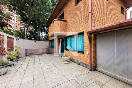 Casa à venda com 495m², 4 quartos e 7 vagas Casa à venda com 495m², 4 quartos e 7 vagasQuintal