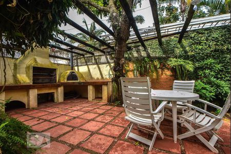 Casa à venda com 750m², 4 quartos e 2 vagasChurrasqueira