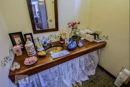 Casa à venda com 750m², 4 quartos e 2 vagasLavabo