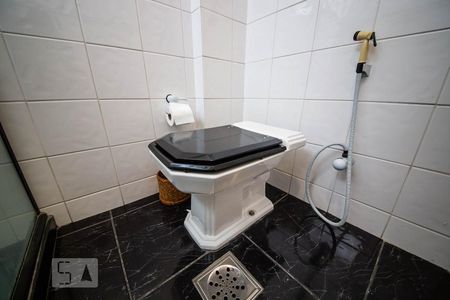 Banheiro social de apartamento para alugar com 3 quartos, 116m² em Ingá, Niterói