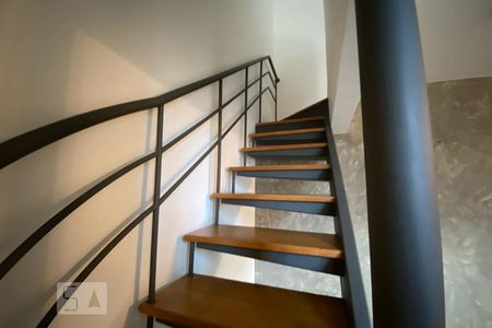 Apartamento à venda com 64m², 1 quarto e 2 vagas Apartamento à venda com 64m², 1 quarto e 2 vagasEscada