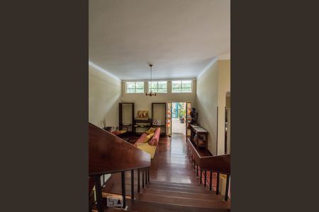 Casa à venda com 250m², 4 quartos e 4 vagasEscada