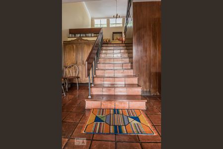 Casa à venda com 250m², 4 quartos e 4 vagasEscada