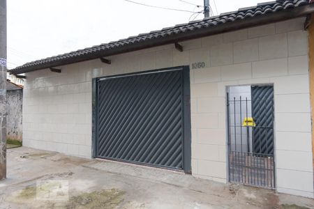 Casa à venda com 120m², 2 quartos e 2 vagas Casa à venda com 120m², 2 quartos e 2 vagasFachada