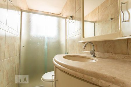 Banheiro de apartamento para alugar com 2 quartos, 56m² em São Sebastião, Porto Alegre