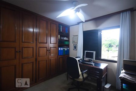 Apartamento à venda com 246m², 3 quartos e 4 vagas Apartamento à venda com 246m², 3 quartos e 4 vagasEscritório da suíte