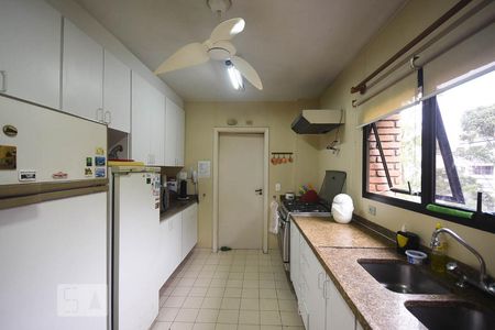 Apartamento à venda com 246m², 3 quartos e 4 vagas Apartamento à venda com 246m², 3 quartos e 4 vagasCozinha
