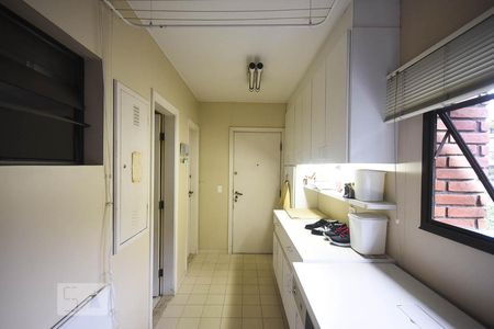 Apartamento à venda com 246m², 3 quartos e 4 vagas Apartamento à venda com 246m², 3 quartos e 4 vagasÁrea de serviço