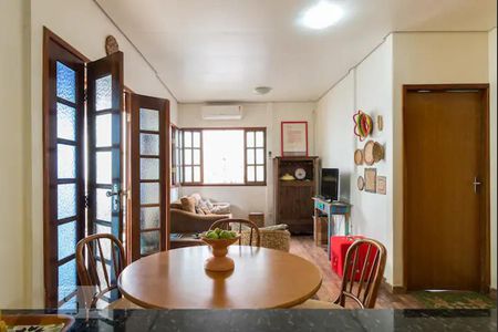 Sala de casa à venda com 2 quartos, 70m² em Ouro Preto, Belo Horizonte