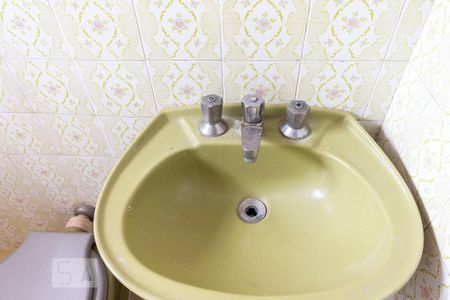 Detalhe banheiro  de casa para alugar com 2 quartos, 80m² em Chácara Califórnia, São Paulo