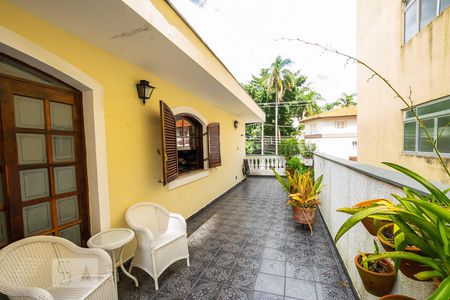 Casa à venda com 270m², 4 quartos e 2 vagas Casa à venda com 270m², 4 quartos e 2 vagasVaranda