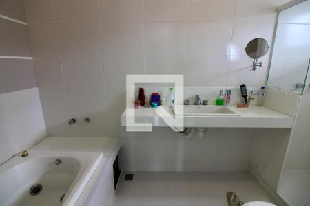 Casa de condomínio à venda com 240m², 3 quartos e 1 vagaBanheiro da Suíte