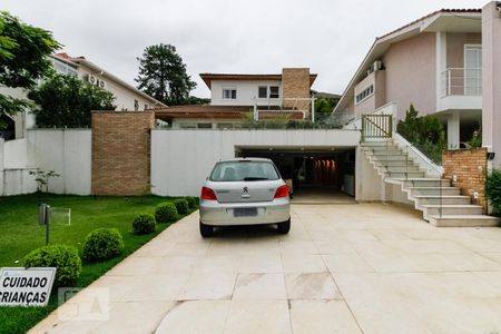 Casa de condomínio à venda com 350m², 4 quartos e 4 vagas Casa de condomínio à venda com 350m², 4 quartos e 4 vagasFachada