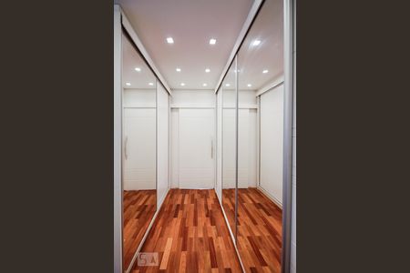 Casa de condomínio à venda com 350m², 4 quartos e 4 vagas Casa de condomínio à venda com 350m², 4 quartos e 4 vagasSuíte Superior