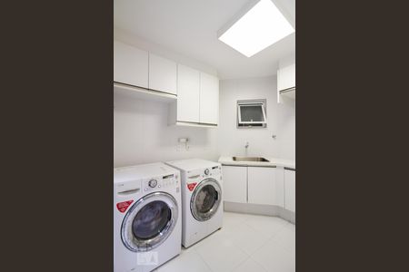 Casa de condomínio à venda com 350m², 4 quartos e 4 vagas Casa de condomínio à venda com 350m², 4 quartos e 4 vagasÁrea de Serviço