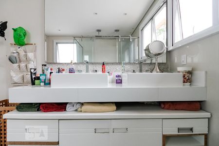 Casa de condomínio à venda com 350m², 4 quartos e 4 vagas Casa de condomínio à venda com 350m², 4 quartos e 4 vagasBanheiro Suíte Superior