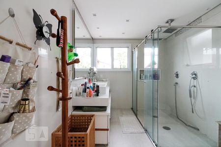 Casa de condomínio à venda com 350m², 4 quartos e 4 vagas Casa de condomínio à venda com 350m², 4 quartos e 4 vagasBanheiro Suíte Superior