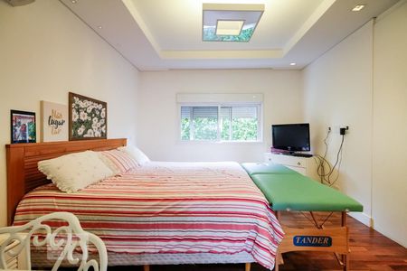 Casa de condomínio à venda com 350m², 4 quartos e 4 vagas Casa de condomínio à venda com 350m², 4 quartos e 4 vagasSuíte Superior