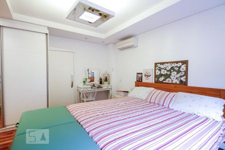 Casa de condomínio à venda com 350m², 4 quartos e 4 vagas Casa de condomínio à venda com 350m², 4 quartos e 4 vagasSuíte Superior