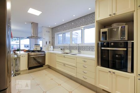 Casa de condomínio à venda com 350m², 4 quartos e 4 vagas Casa de condomínio à venda com 350m², 4 quartos e 4 vagasCozinha